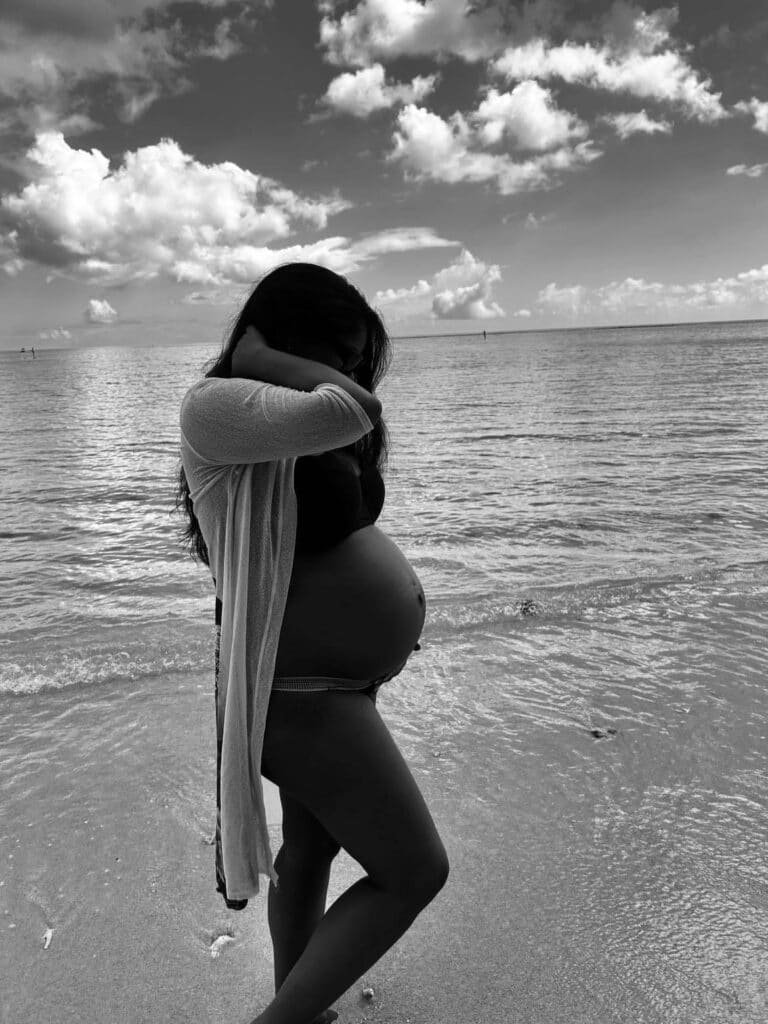 Nutura - pregnant woman silhouette